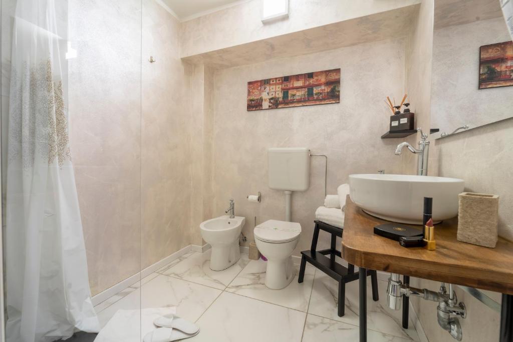 A bathroom at Aurelia Luxury - Piazza delle Erbe