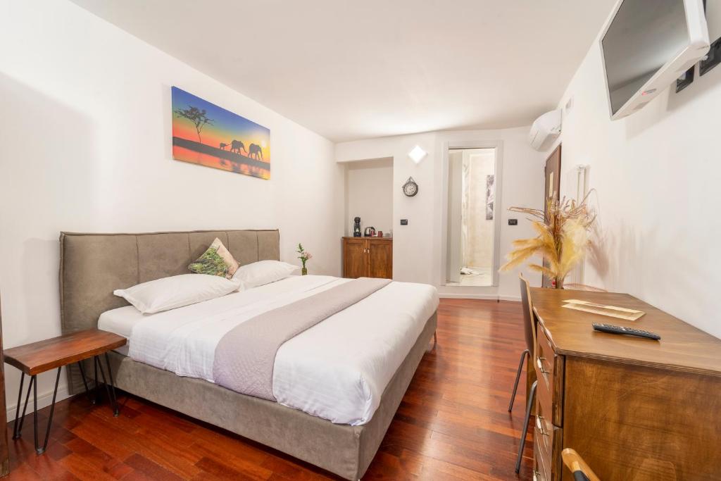 A bed or beds in a room at Aurelia Luxury - Piazza delle Erbe