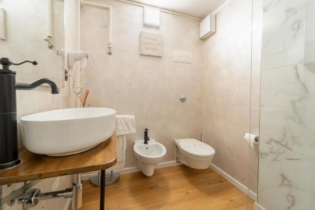 A bathroom at Aurelia Luxury - Piazza delle Erbe