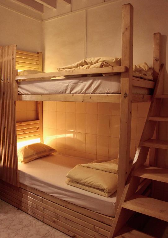 Palanda nebo palandy na pokoji v ubytování GoSolo Stays Bandra Hostel