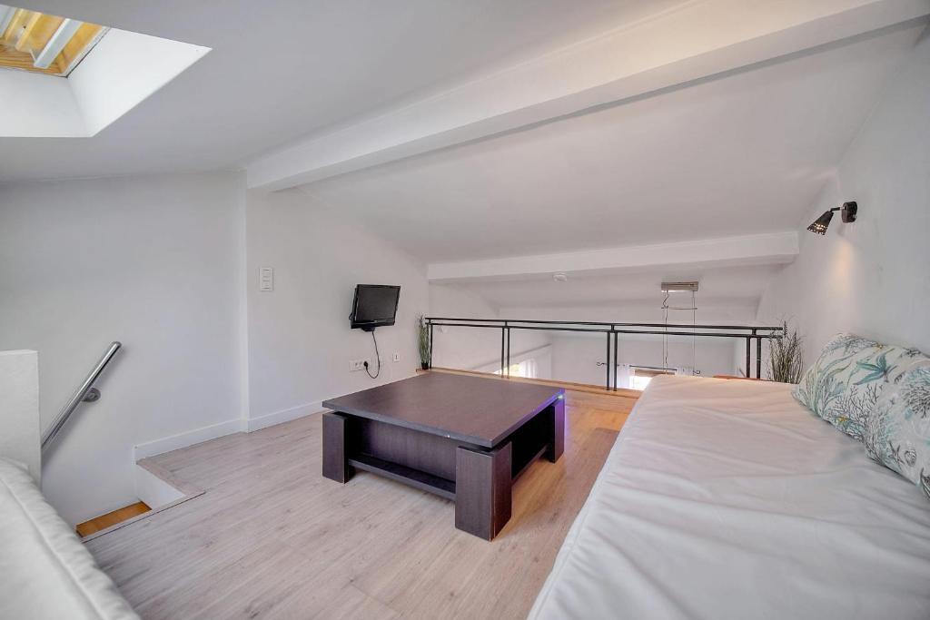 Posteľ alebo postele v izbe v ubytovaní IMMOGROOM - Refurbished - Sea view - Wifi - Air conditioning