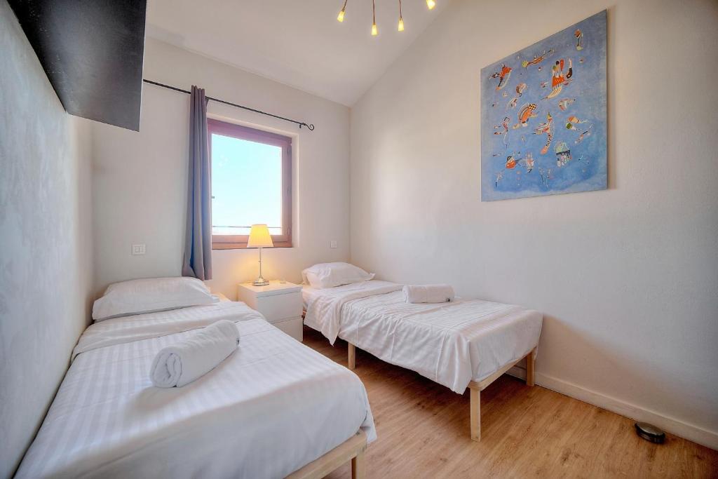 Posteľ alebo postele v izbe v ubytovaní IMMOGROOM - Refurbished - Sea view - Wifi - Air conditioning