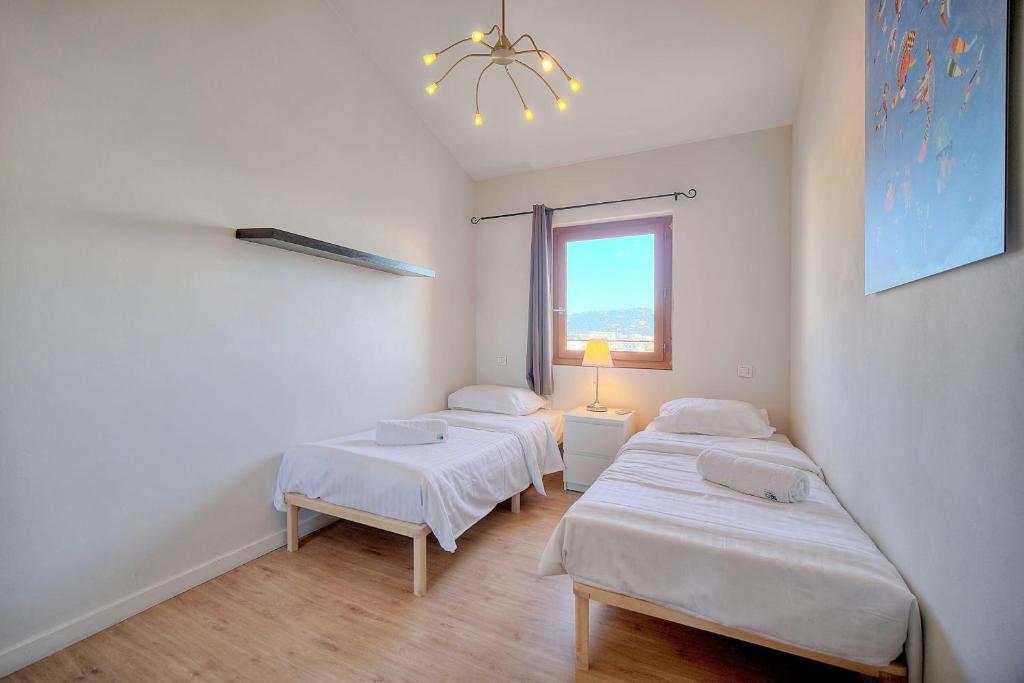 Posteľ alebo postele v izbe v ubytovaní IMMOGROOM - Refurbished - Sea view - Wifi - Air conditioning