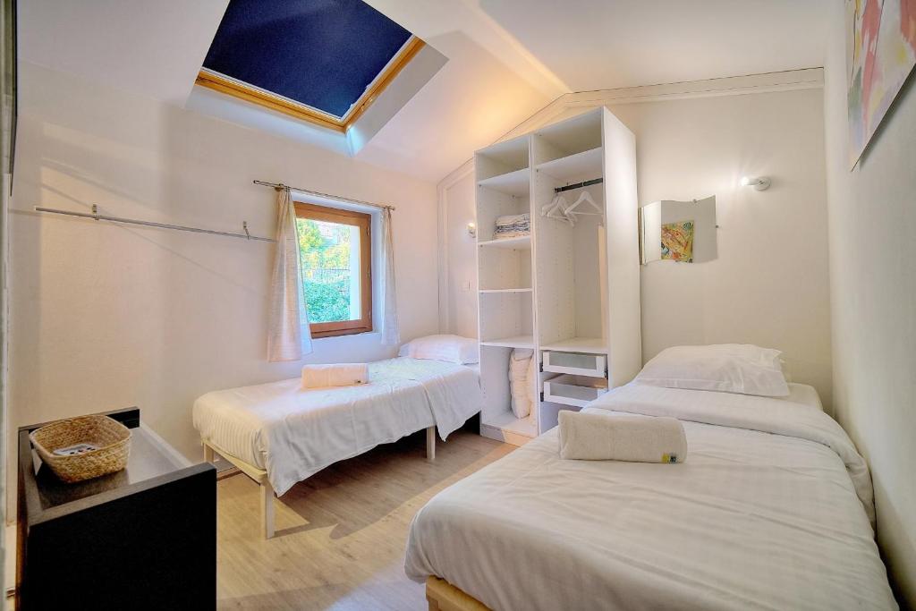 Posteľ alebo postele v izbe v ubytovaní IMMOGROOM - Refurbished - Sea view - Wifi - Air conditioning