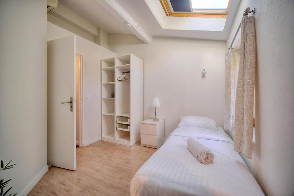 Posteľ alebo postele v izbe v ubytovaní IMMOGROOM - Refurbished - Sea view - Wifi - Air conditioning