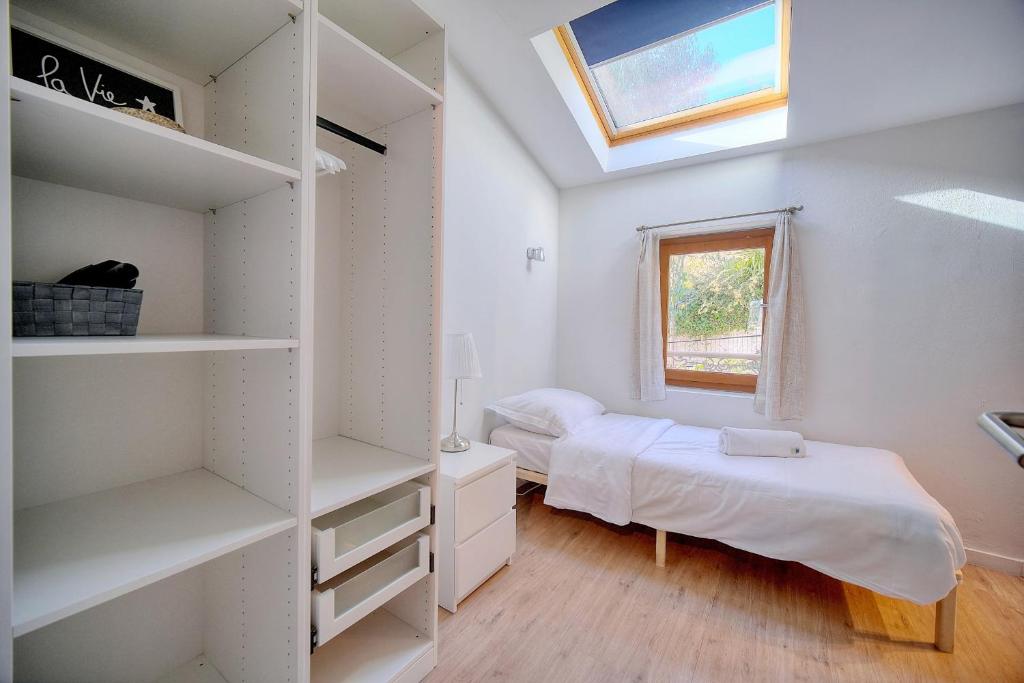Posteľ alebo postele v izbe v ubytovaní IMMOGROOM - Refurbished - Sea view - Wifi - Air conditioning