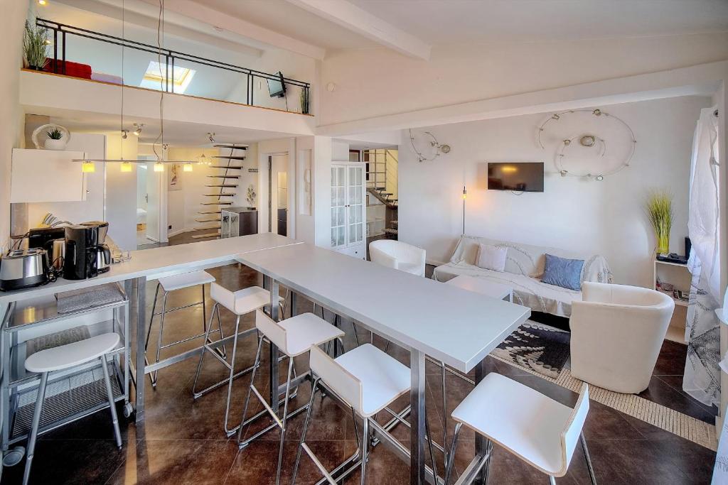 Posedenie v ubytovaní IMMOGROOM - Refurbished - Sea view - Wifi - Air conditioning