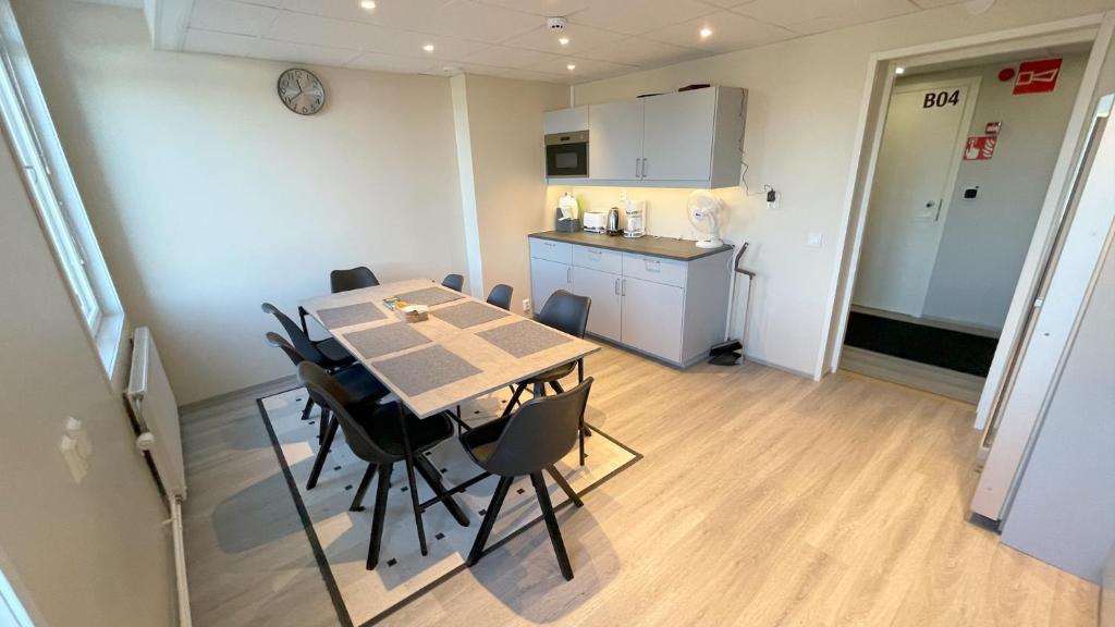 eine Küche und ein Esszimmer mit einem Tisch und Stühlen in der Unterkunft Kuukkeli Ivalo Airport Inn in Ivalo