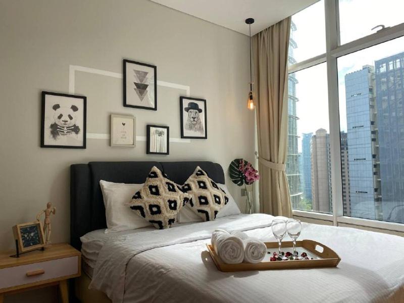 A bed or beds in a room at Sky Suite KLCC Studio Suite