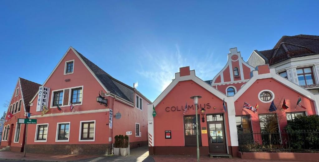 a group of three buildings in a street at Hotel Columbus und Glamping in Bremerhaven
