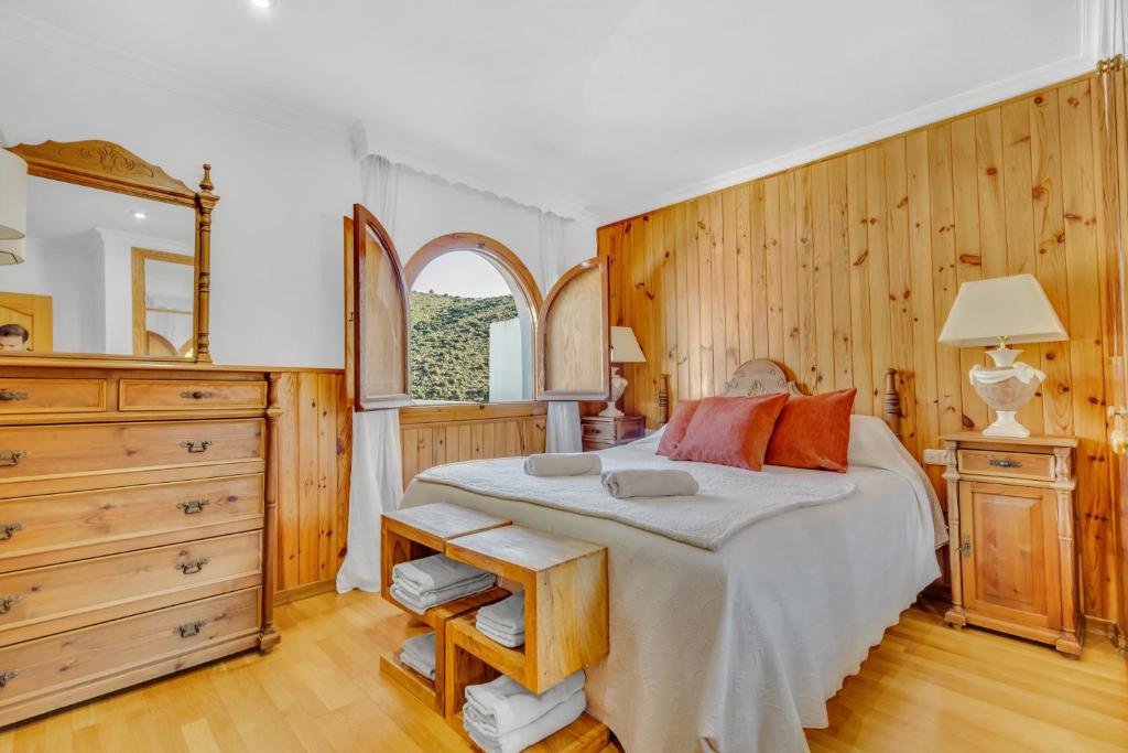 Łóżko lub łóżka w pokoju w obiekcie Casa temática Andaluza con vistas al valle - El Mirador de Benahavis