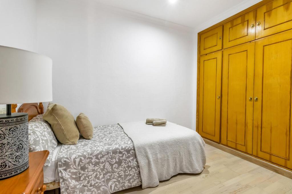 Łóżko lub łóżka w pokoju w obiekcie Casa temática Andaluza con vistas al valle - El Mirador de Benahavis