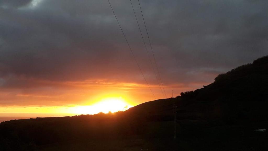 un tramonto con il sole che tramonta su una collina di Azores Mountain View a Ribeira Grande