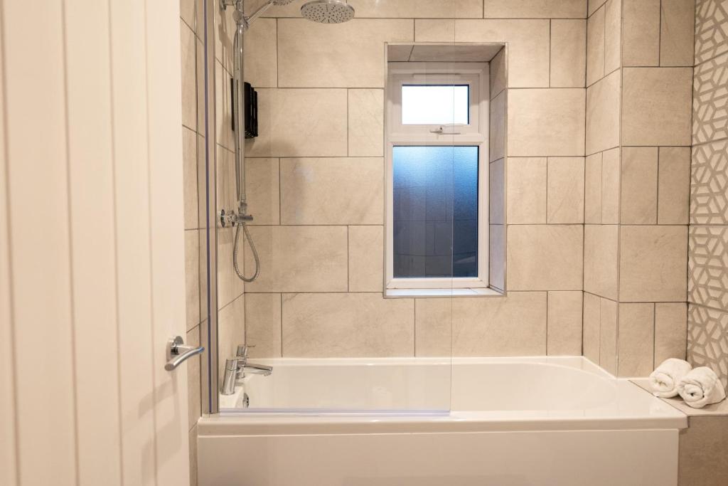 The Mews, Amazing Newport 2 BR, Excellent location, Parking, Perfect for Contractors - Casa Con Due Camere Da Letto
