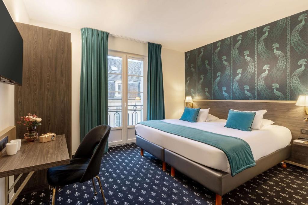 เตียงในห้องที่ Best Western Royal Hotel Caen