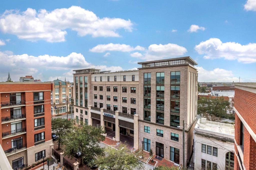 uma vista geral de uma cidade com edifícios em Cambria Hotel Savannah Downtown Historic District em Savannah