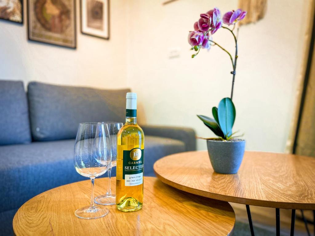 una botella de vino y una copa en una mesa en Gilboa cliffs- boutique suite, en Nurit