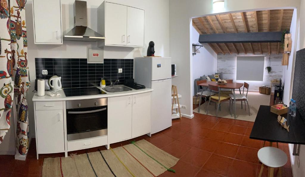 cocina con electrodomésticos blancos y comedor en Historical Center Apartments en Ponta Delgada