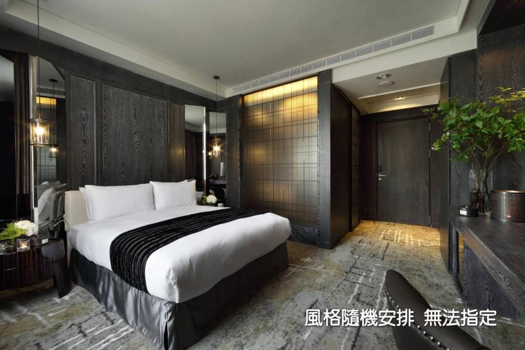 a bedroom with a large bed in a room at Boda Hotel in Taichung