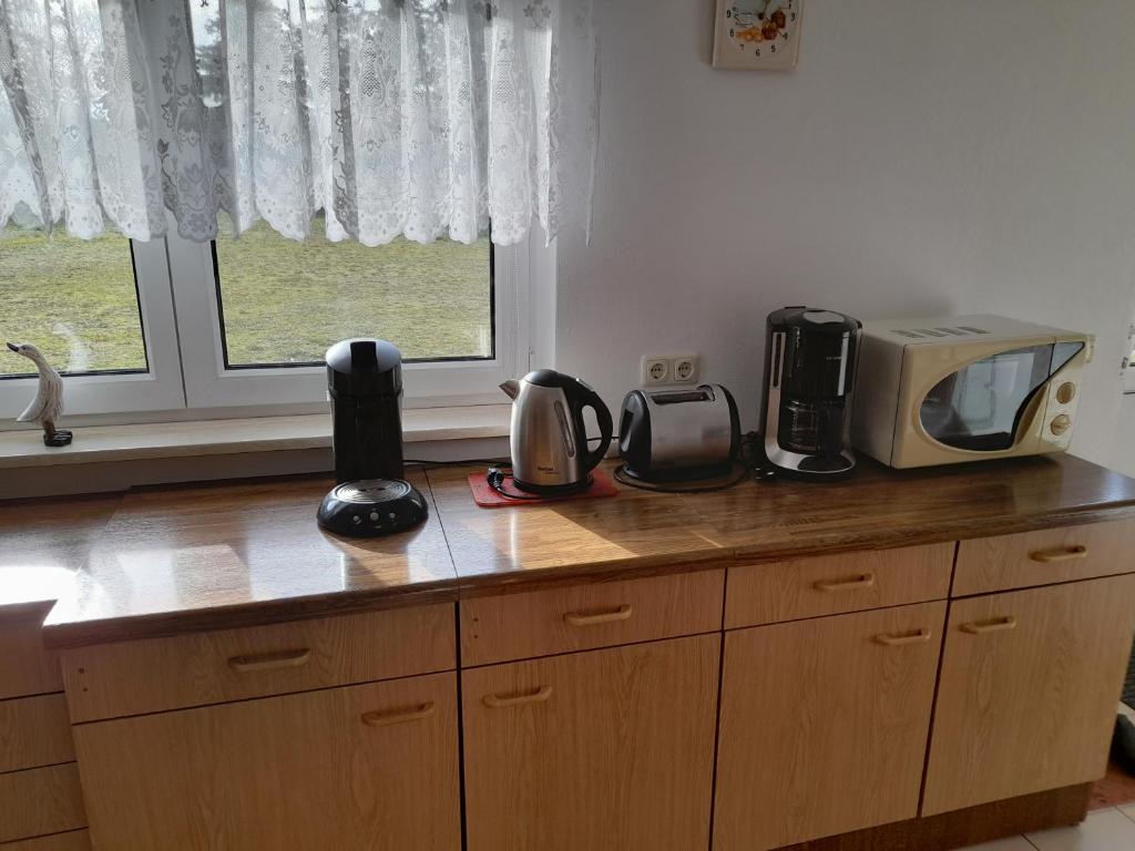 Příslušenství pro přípravu čaje a kávy v ubytování Ferienwohnung Hille