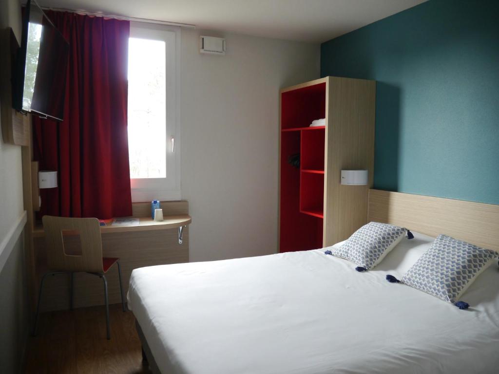 Una cama o camas en una habitación de Kyriad Direct Mont De Marsan - St Avit
