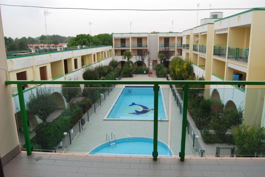 Vaizdas į baseiną apgyvendinimo įstaigoje Comfy apartment with balcony and ac arba netoliese