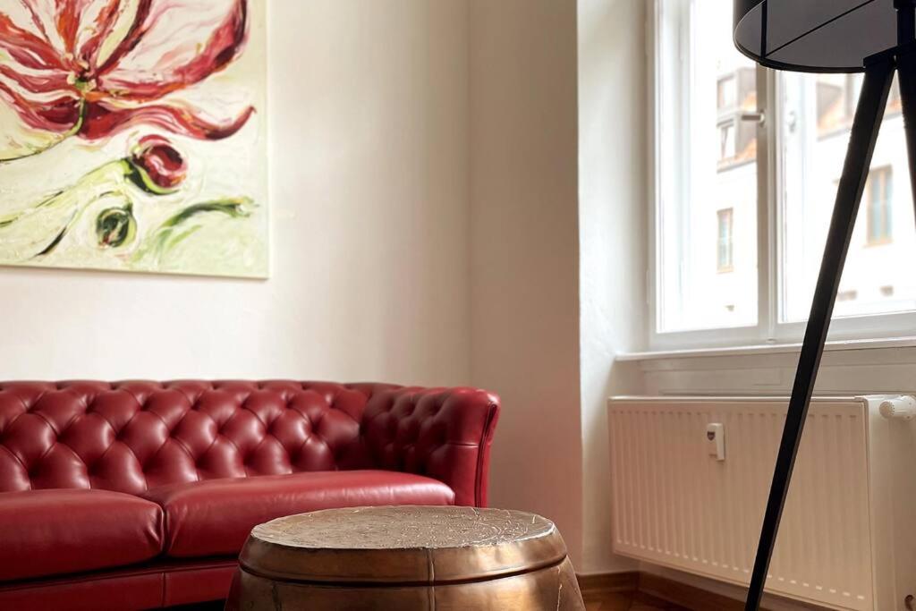 sala de estar con sofá rojo y mesa en Penthouse Wohnung in 1A City-Lage in Bamberg en Bamberg