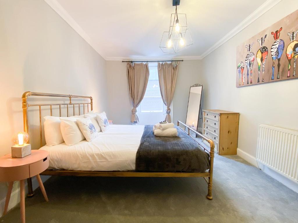 Rose Street's Hidden Treasure- 2Bed Newly Refurbished Apt - Two-Bedroom Apartment