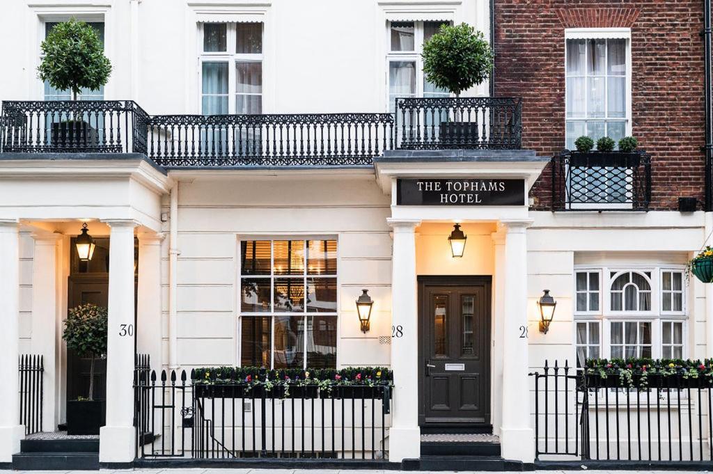 un hotel con un cartello che legge il Torontos Hotel di The Tophams Hotel a Londra