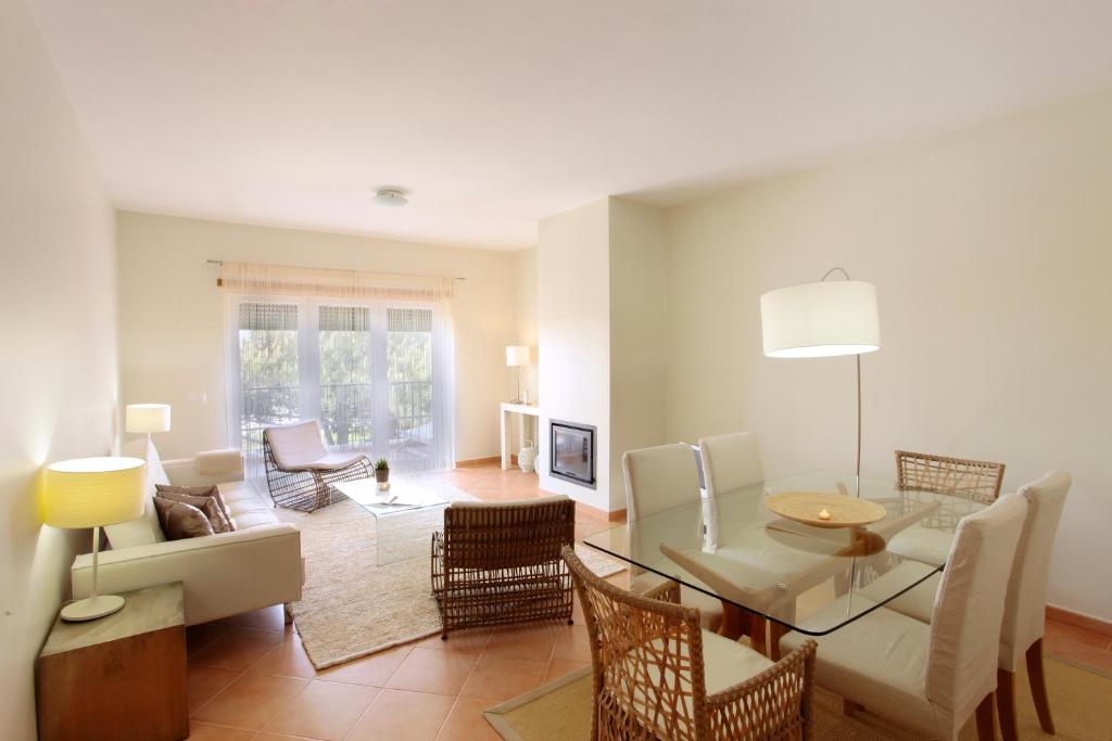 comedor y sala de estar con mesa y sillas en Apartamentos Villa T2 Vila Sagres, en Sagres
