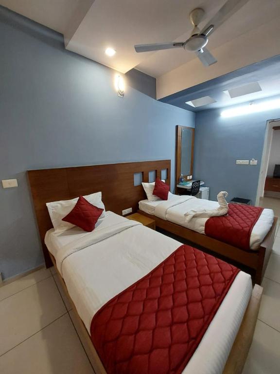 Postel nebo postele na pokoji v ubytování Sharp Suites