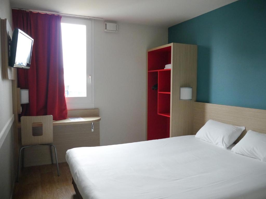 Una cama o camas en una habitación de Kyriad Direct Mont De Marsan - St Avit