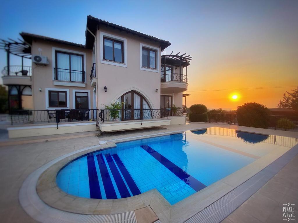 eine Villa mit einem Pool vor einem Haus in der Unterkunft Sunset Serenity room with ensuite No1 The Lanterns in Kyrenia