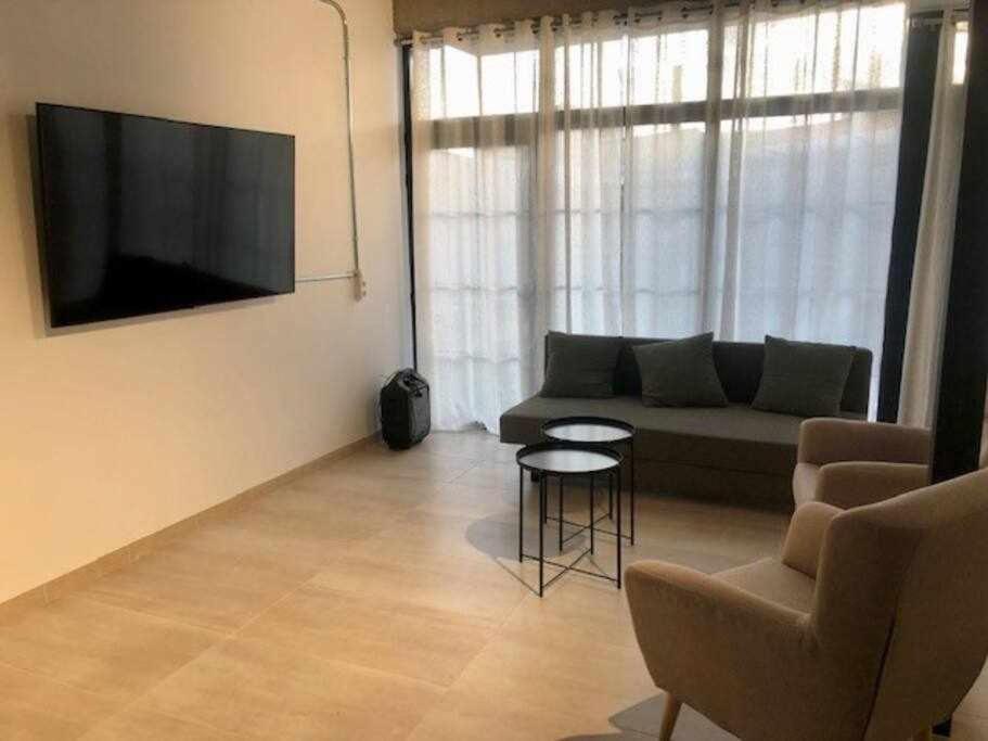 TV a/nebo společenská místnost v ubytování Alojamiento El Pez Casa con piscina climatizada