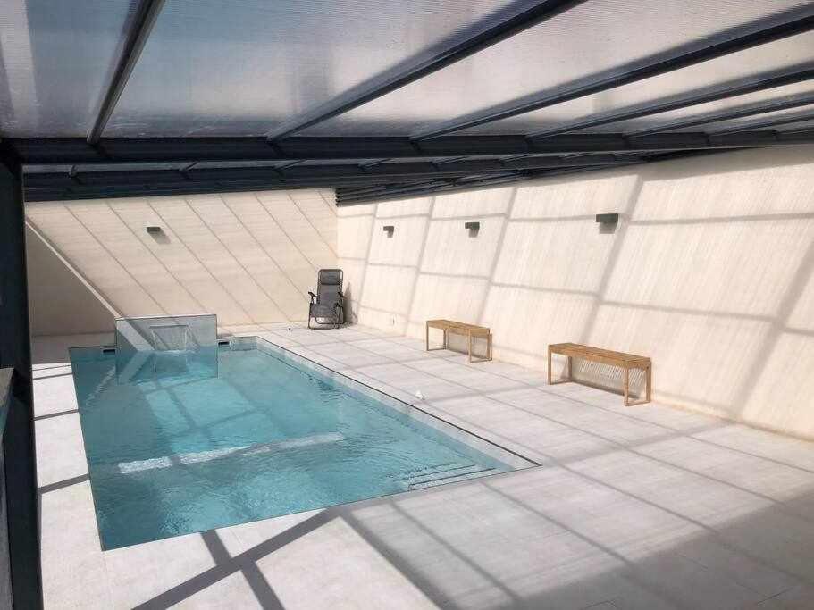 Bazén v ubytování Alojamiento El Pez Casa con piscina climatizada nebo v jeho okolí