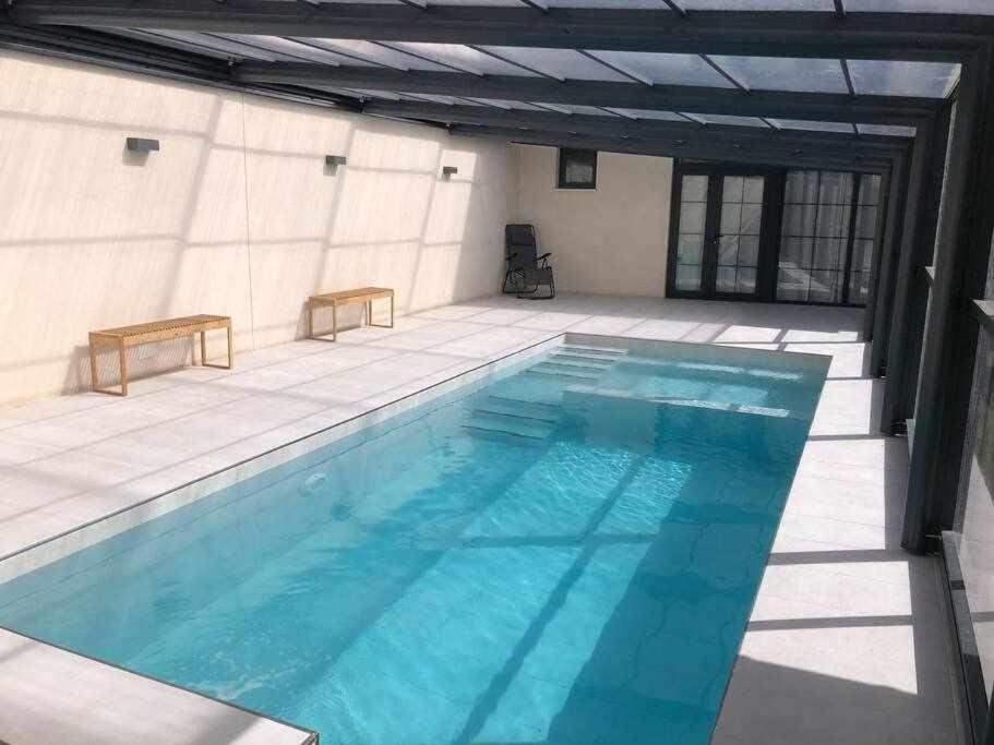 Bazén v ubytování Alojamiento El Pez Casa con piscina climatizada nebo v jeho okolí