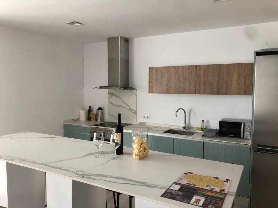 Kuchyň nebo kuchyňský kout v ubytování Alojamiento El Pez Casa con piscina climatizada