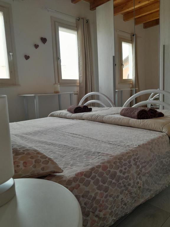 zwei Betten in einem Zimmer mit zwei Katzen auf ihnen in der Unterkunft Casa Rosa dei Venti in Villa San Pietro