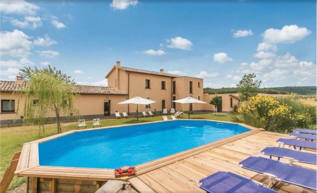 Villa con piscina frente a una casa en Casettone di Torre Venturini, en Civitella dʼAgliano