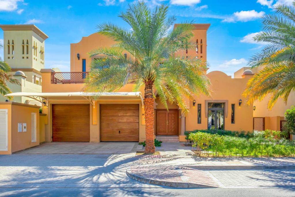 palma przed domem w obiekcie FAM Living - Palm Jumeirah - Beach Villas with Private Pool w Dubaju