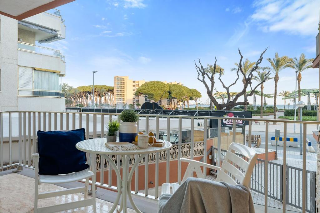 d'une terrasse avec une table et des chaises sur un balcon. dans l'établissement Alea Rentals - Viking, à La Pineda