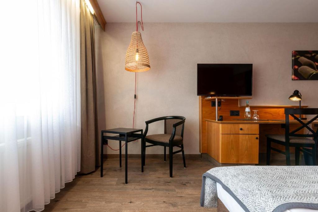 TV a/nebo společenská místnost v ubytování Biobausewein WEIN HOTEL LEBEN