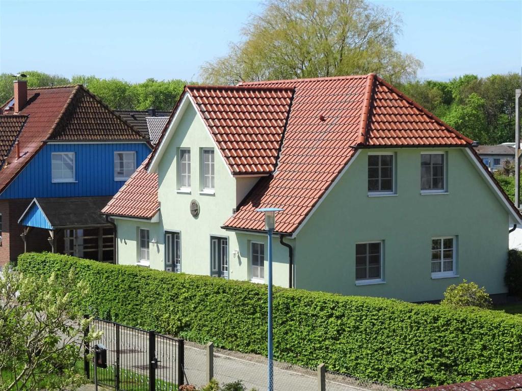 una fila de casas con techos rojos en Am Meer Backbord, en Wustrow