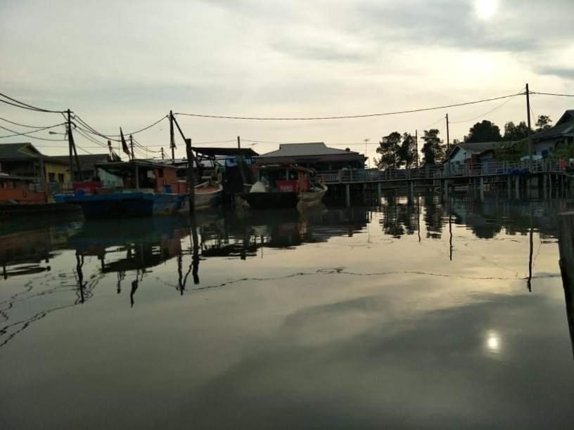 a body of water with a group of houses and buildings at 吉胆岛海甜民宿 Swee Sea Homestay Pulau Ketam in Bagan Teochew