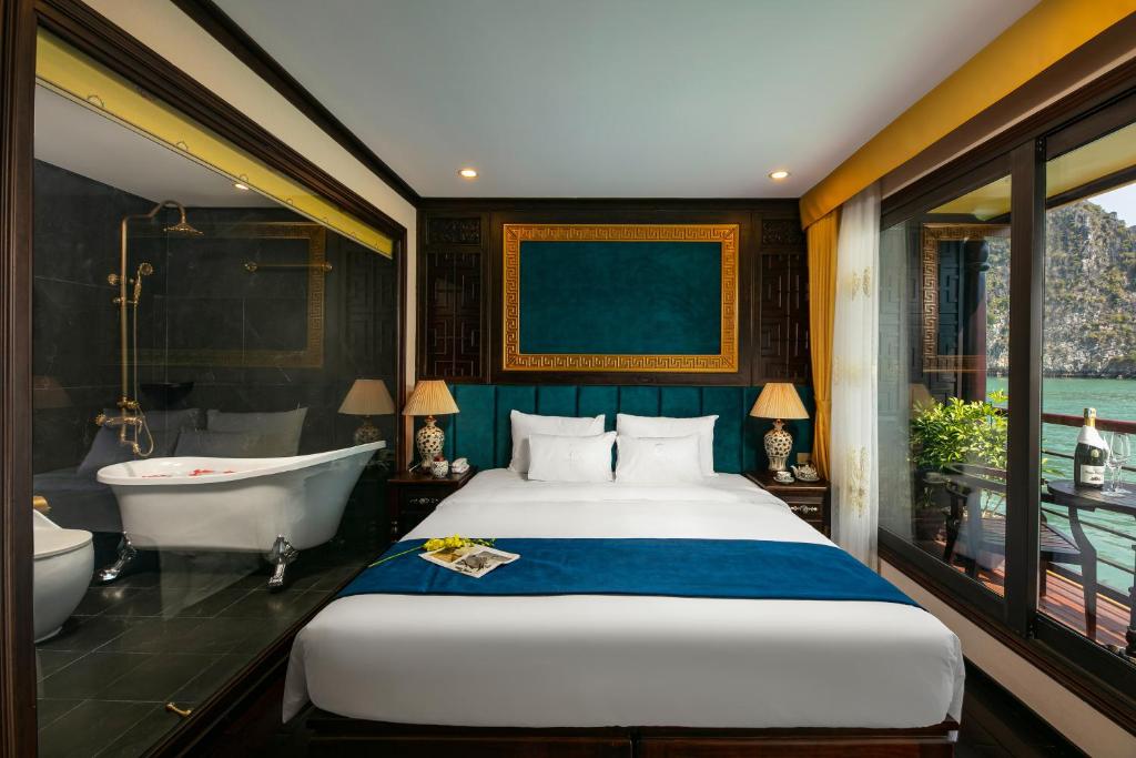 Postel nebo postele na pokoji v ubytování Nostalgia Halong Cruise