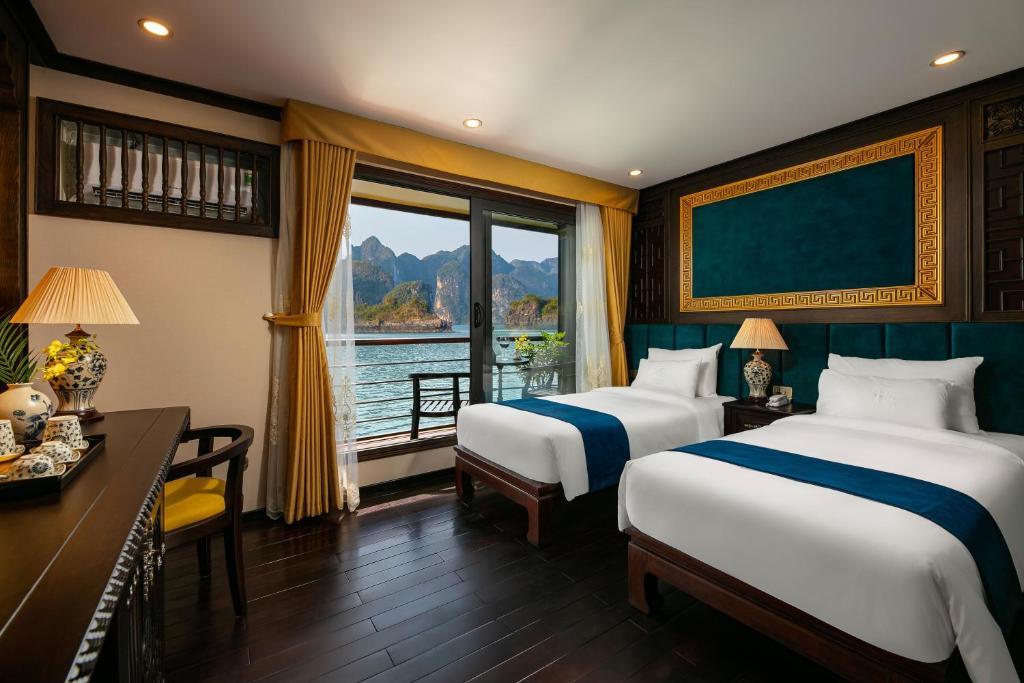 Postel nebo postele na pokoji v ubytování Nostalgia Halong Cruise