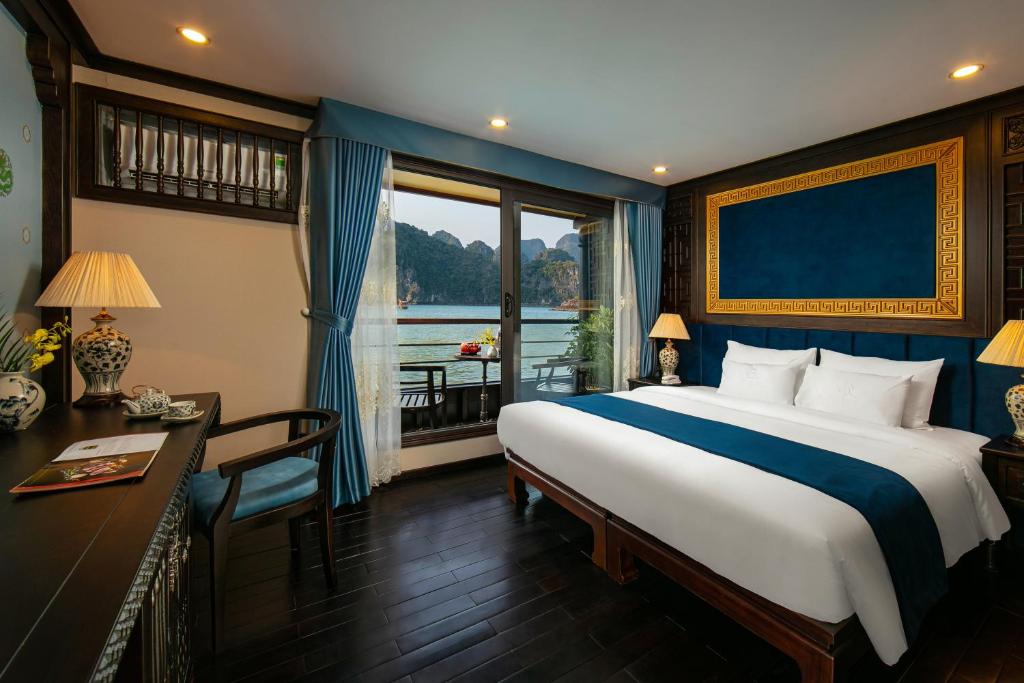 Postel nebo postele na pokoji v ubytování Nostalgia Halong Cruise