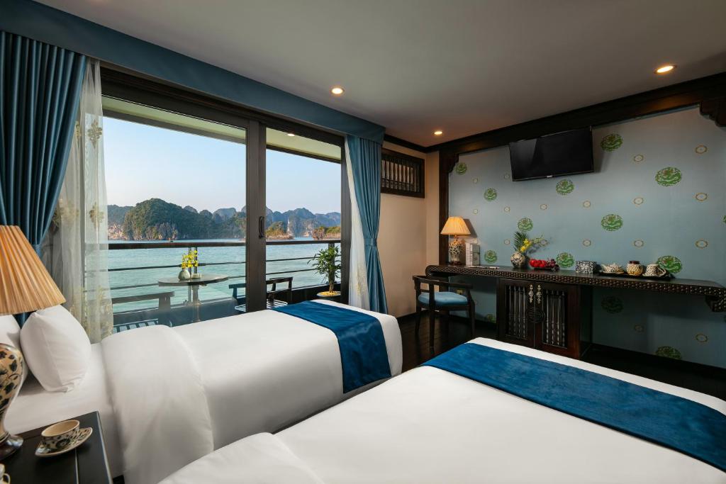 Postel nebo postele na pokoji v ubytování Nostalgia Halong Cruise