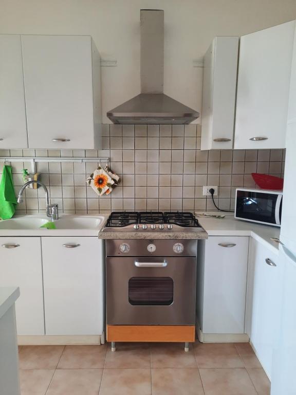 Kuchnia lub aneks kuchenny w obiekcie Mary House