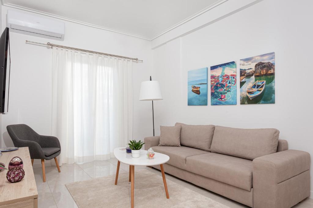 ein Wohnzimmer mit einem Sofa und einem Tisch in der Unterkunft Acropolis Urban Life in Athen